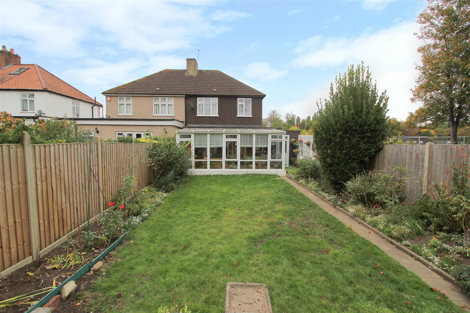 3 bed property in Kingswood Way, Wallington